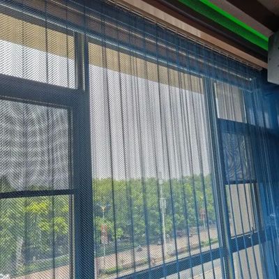 गोलाकार चांदी का एनोडाइजिंग धातु कॉइल ड्रेपरी गोपनीयता और सजावट प्रदान करता है