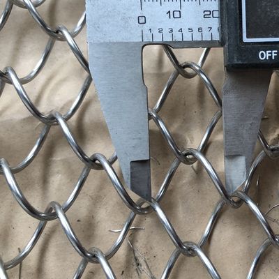 सजावटी इंटीरियर धातु कॉइल पर्दे कस्टम तार पिच 9 मिमी 80% खुला क्षेत्र