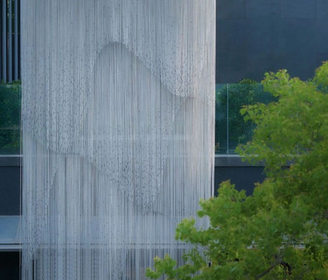 फ्लेक्सिबल एल्यूमीनियम चेन फ्लाई स्क्रीन गोदामों कारखानों और वाणिज्यिक भवनों में कीट नियंत्रण प्रदान करने के लिए उपयुक्त