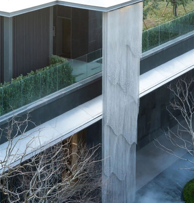 फ्लेक्सिबल एल्यूमीनियम चेन फ्लाई स्क्रीन गोदामों कारखानों और वाणिज्यिक भवनों में कीट नियंत्रण प्रदान करने के लिए उपयुक्त