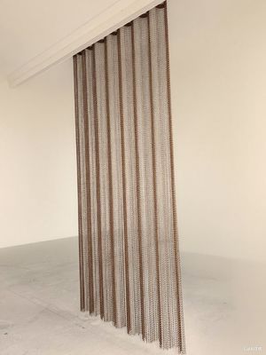 कस्टम आकार और टिकाऊ रेल और अन्य फिटिंग के साथ एल्यूमीनियम चेन लिंक पर्दा