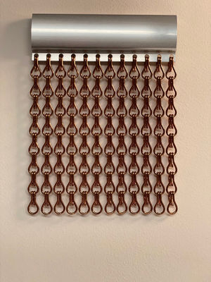 औद्योगिक सुरक्षा मानकों को पूरा करने के लिए डिज़ाइन की गई उच्च शक्ति एल्यूमीनियम चेन फ्लाई स्क्रीन