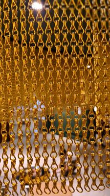 इष्टतम वेंटिलेशन के लिए 1.2 मिमी वायर व्यास और 60% खुले क्षेत्र के साथ टिकाऊ एल्यूमीनियम चेन फ्लाई स्क्रीन और 12x24 मिमी हुक आकार